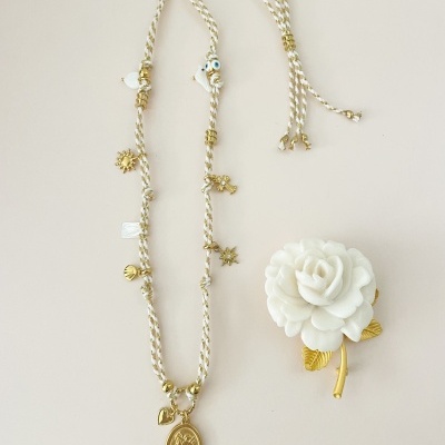 Colar Arcanjo Miguel, com cordão branco, bege e dourado