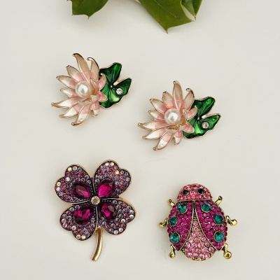 Pregadeiras flor lótus e  trevo