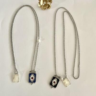 Escapulários prateados