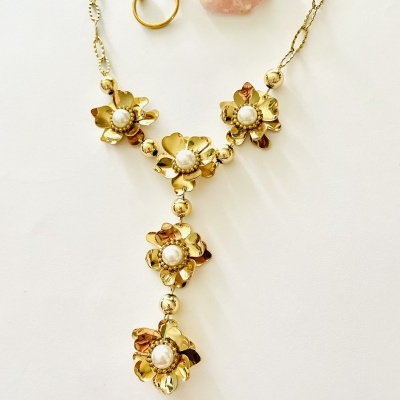 Colar dourado com flores de pérola e anel aberto com pedra cor de rosa