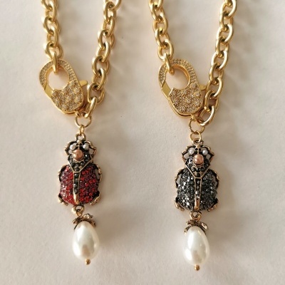 Colares escaravelhos