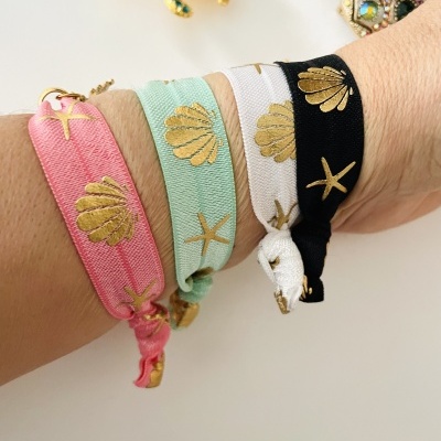 Pulseiras de tecido com estampas douradas de conchas e estrelas do mar em quatro cores diferentes