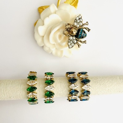 Argolas douradas com navettes em vidro *