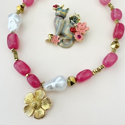 Colar com contas rosa, pérolas brancas, elementos dourados e pendente de flor, broche de gato com flores coloridas