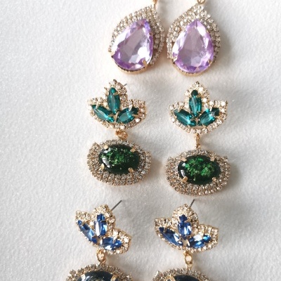 Brincos dourados verdes, azuis e lilás