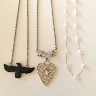 Colares tons pretos  e prateados 🤍 Pérolas, Fenix, Panteras com coração