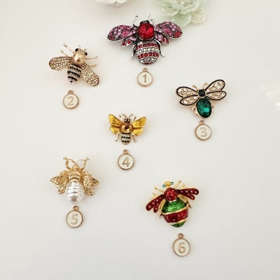 Seis alfinetes de lapela em formas de abelhas com pedras coloridas