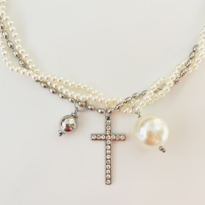 Colar triplo cruz,  em aço e pérolas sintéticas - prateado