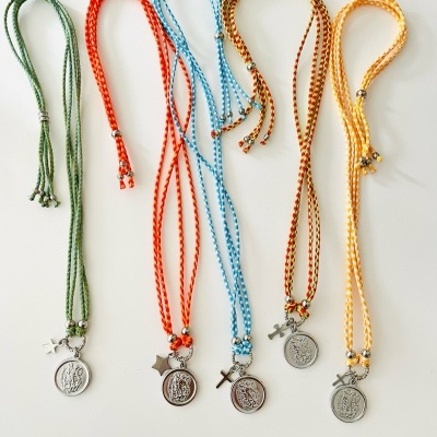 Cordões coloridos com medalhas e crucifixos numerados de 1 a 5
