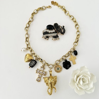 Colar elefante e amuletos