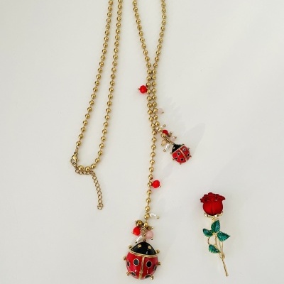 Colar bolinhas com Joaninhas