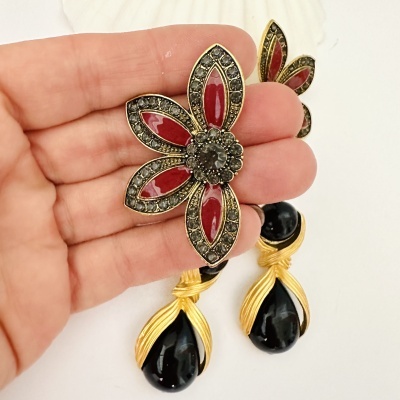 Brincos pretos ou flor bordeaux