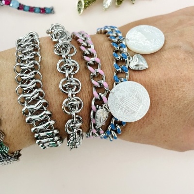 Pulseiras de metal com medalhões redondos e pingentes em forma de coração