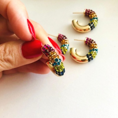 Argolas douradas coloridas