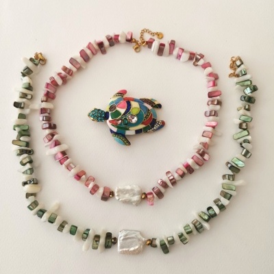 Colares pedras naturais e pérola barroca