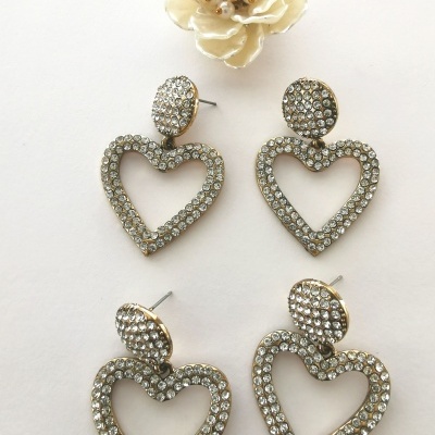 Brincos corações dourados