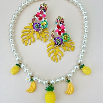 Colar pérolas sintéticas e frutinhas