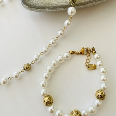 Colar e pulseira de pérolas brancas com detalhes dourados