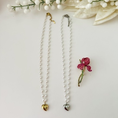 Colares de pérolas com pendentes e alfinete flor rosa com pedras verdes