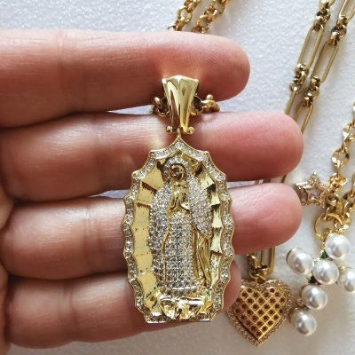 Colares dourados - Santas, cruz e coração