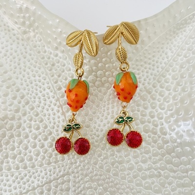 Brincos cereja e morangos