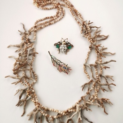 Colar Corais em tons de pinhão, pérola e  cinza - comprido