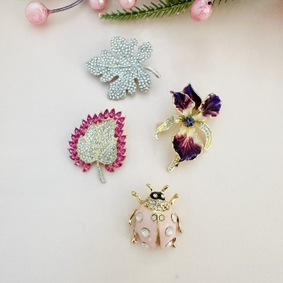 Pregadeiras orquídea, folhas e joaninha