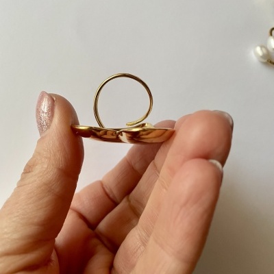 Anel dourado ajustável com design arredondado e acabamento brilhante