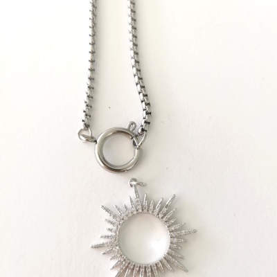 Corrente prateada  em aço, com fecho. Sem pendente