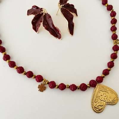 Colar pedras naturais bordeaux - coração invertido