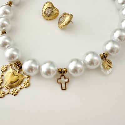 Colar de pérolas com pendentes dourados e brincos dourados