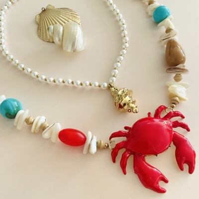 Colar caranguejo ou colar pérolas e búzio