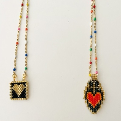 Dois colares com pendentes de miçangas em fundo branco