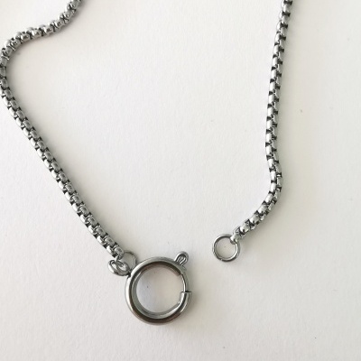 Corrente prateada  em aço, com fecho. Sem pendente