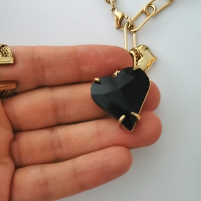 Colares coração, em aço e vidro