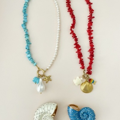 Colares com  pedras naturais - Concha ou pérola barroca