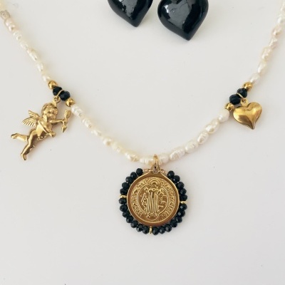 Colar com pingentes dourados e brincos pretos em forma de coração