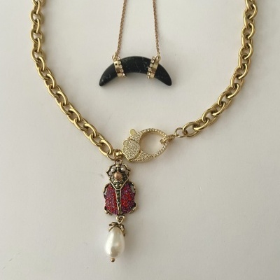 Colares sobre fundo branco com pendente joaninha e pendente meia-lua preta