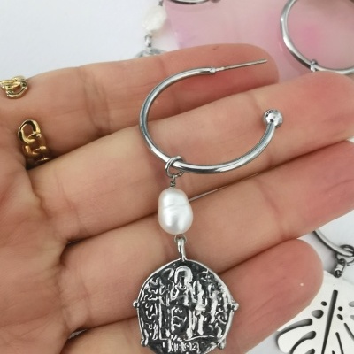 Brincos prateados em aço