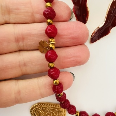 Colar pedras naturais bordeaux - coração invertido