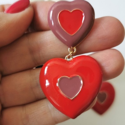 Brincos pretos e vermelhos