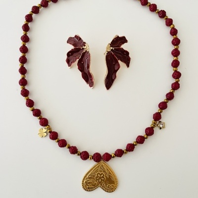 Colar pedras naturais bordeaux - coração invertido