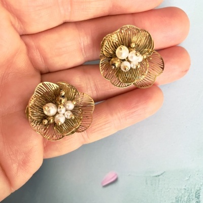 Par de brincos florais dourados com pérolas