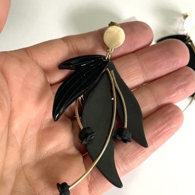 Brincos pétalas pretas em aço