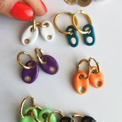 Argolas em aço com pendentes coloridos