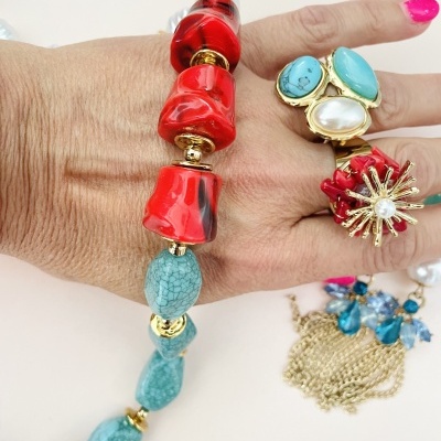 Pulseira de contas vermelhas e azul-turquesa e anel dourado com pedras e coral