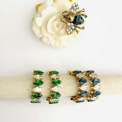 Argolas douradas com navettes em vidro *