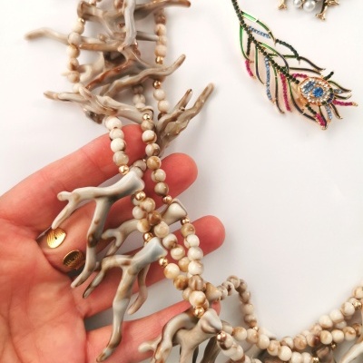 Colar Corais em tons de pinhão, pérola e  cinza - comprido