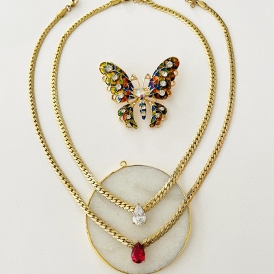 Colares aço dourados com cristal