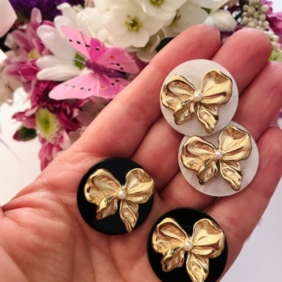 Brincos redondos laço